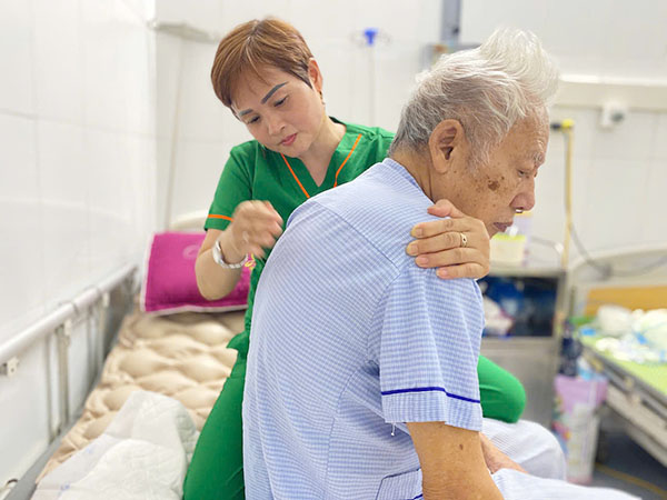 Nhân viên HQ Lifecare chăm sóc bệnh nhân tại bệnh viện