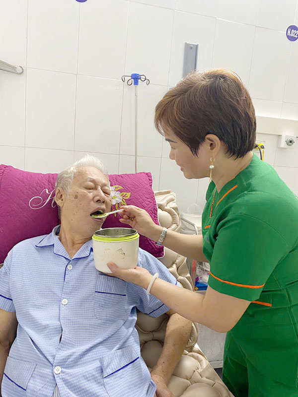 Nhân viên chăm sóc bệnh nhân tận tình