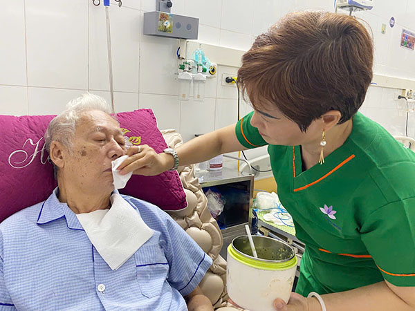 Nhân viên tâm huyết chăm sóc bệnh nhân