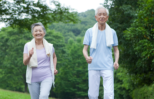 Người cao tuổi luyện tập thể dục